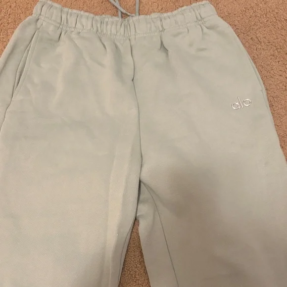 ALO Yoga women’s sweatpants - Picture 1 of 2